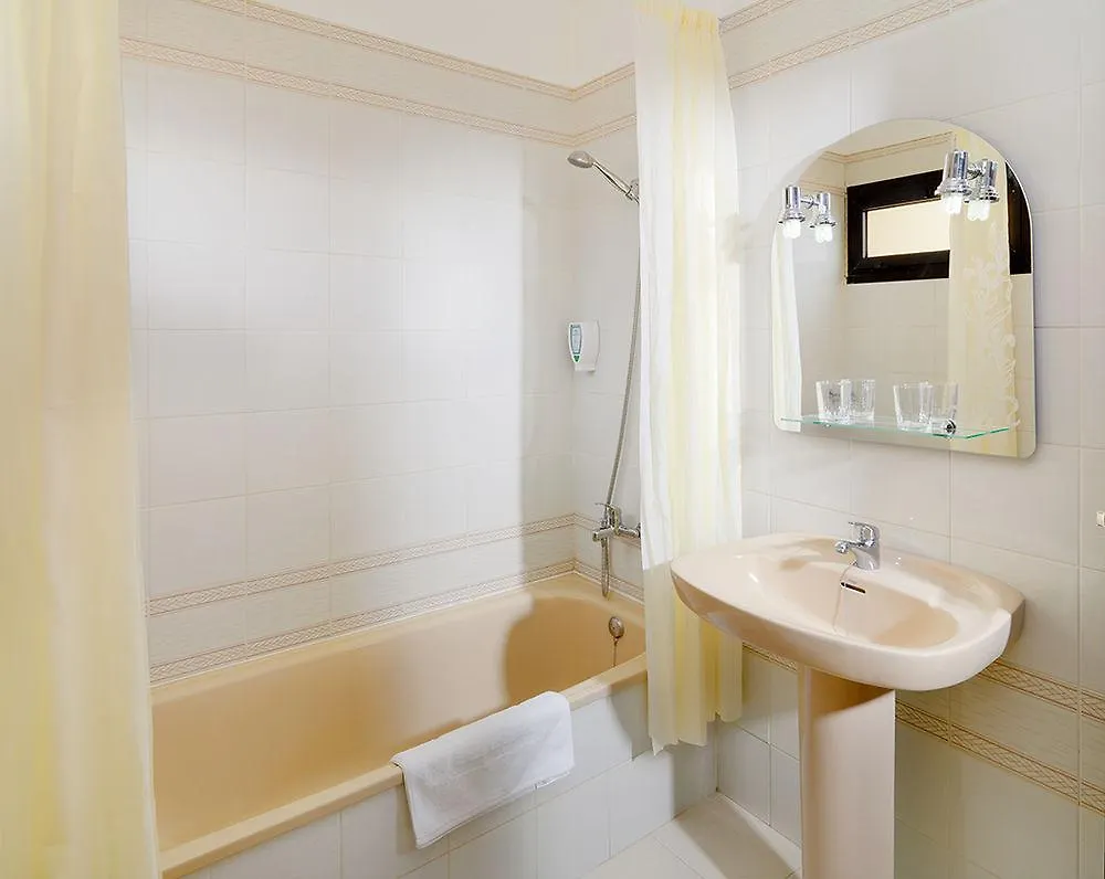 Paradise Court Aparthotel 아데제 2*,